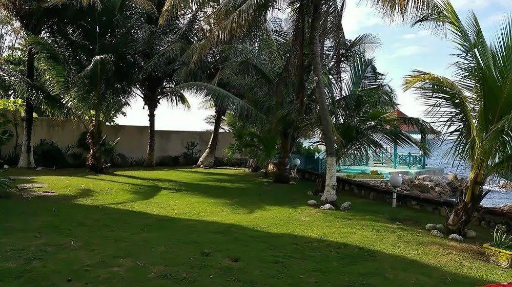 Idyllic Beachfront Condo Ocho Rios Jamajka