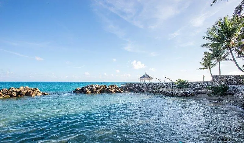 Idyllic Beachfront Condo Ocho Rios