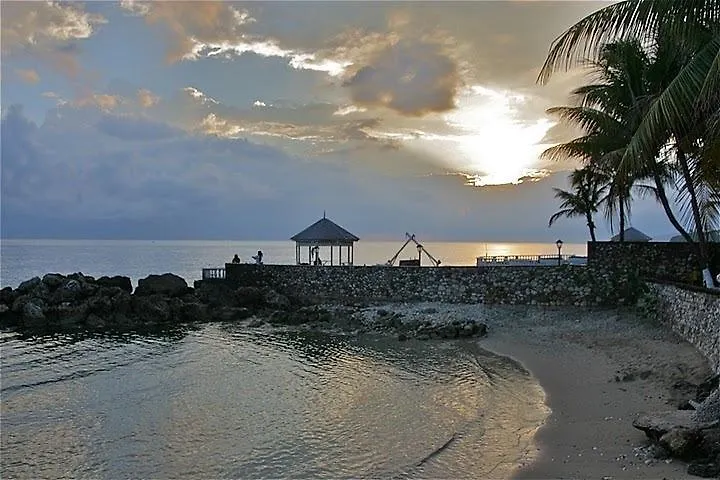 Idyllic Beachfront Condo Ocho Rios