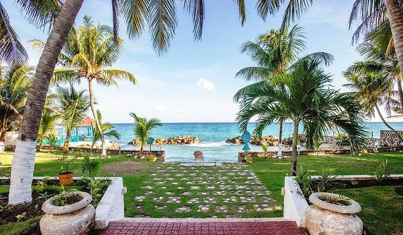 Idyllic Beachfront Condo オーチョ・リオス 0*,  ジャマイカ