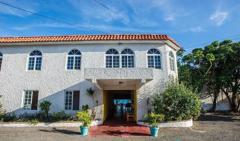 アパート Idyllic Beachfront Condo オーチョ・リオス