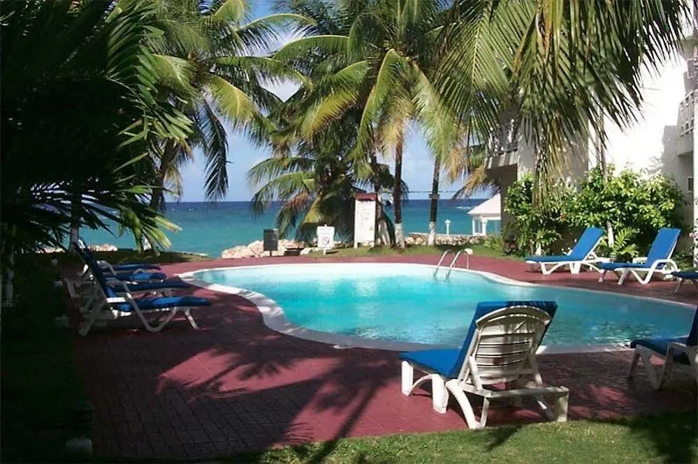 Idyllic Beachfront Condo オーチョ・リオス 0*,  ジャマイカ