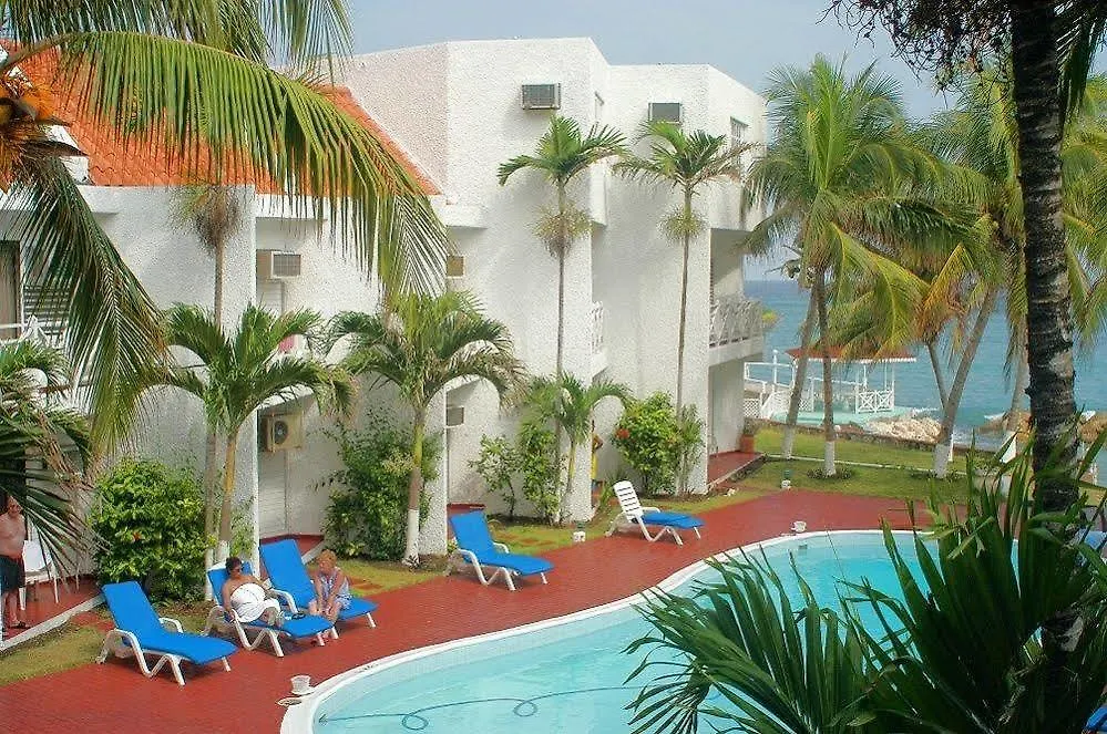 Idyllic Beachfront Condo オーチョ・リオス アパート
