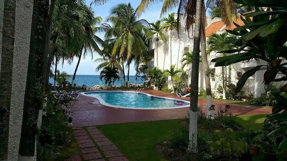 Idyllic Beachfront Condo オーチョ・リオス