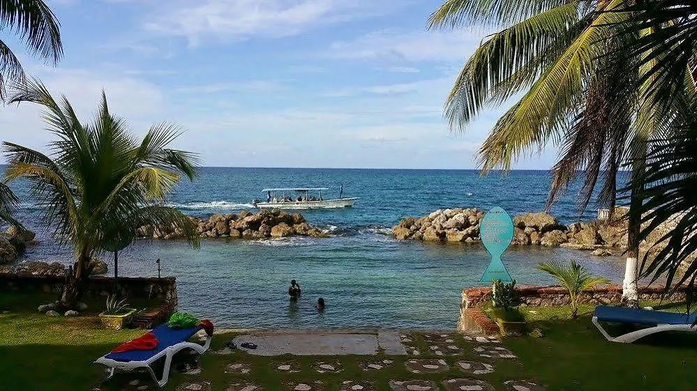 Idyllic Beachfront Condo オーチョ・リオス